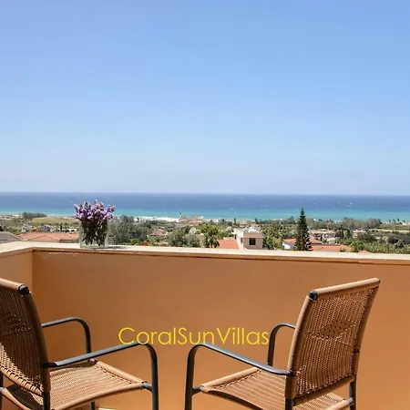 Villa Wonderful Quiet Area, Completely Privacy, Large Private Pool, Colourful Garden