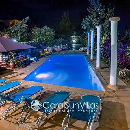Вилла Wonderful Quiet Area, Completely Privacy, Large Private Pool, Colourful Garden *