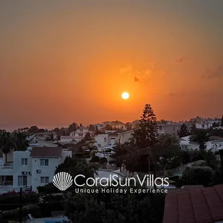 Villa Wonderful Quiet Area, Completely Privacy, Large Private Pool, Colourful Garden