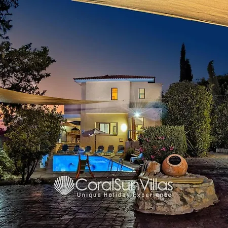 Вилла Wonderful Quiet Area, Completely Privacy, Large Private Pool, Colourful Garden *