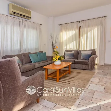 Villa Wonderful Quiet Area, Completely Privacy, Large Private Pool, Colourful Garden Peyia