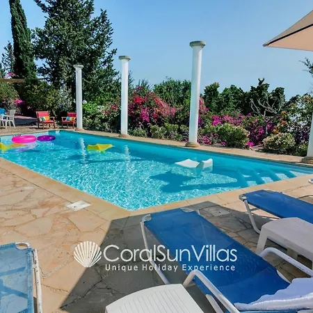Villa Wonderful Quiet Area, Completely Privacy, Large Private Pool, Colourful Garden *