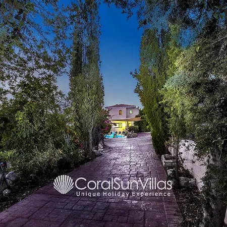 Wonderful Quiet Area, Completely Privacy, Large Private Pool, Colourful Garden Villa *