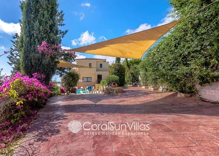 Wonderful Quiet Area, Completely Privacy, Large Private Pool, Colourful Garden