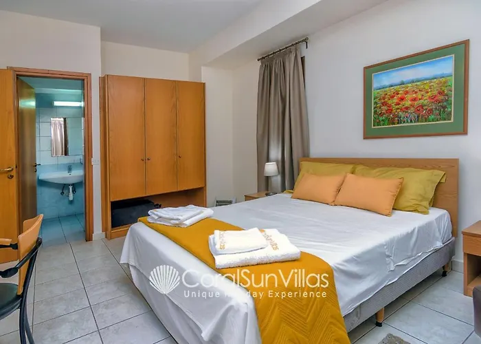 Wonderful Quiet Area, Completely Privacy, Large Private Pool, Colourful Garden ペイヤ