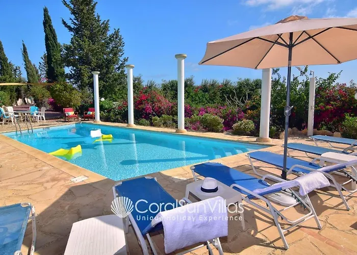 Wonderful Quiet Area, Completely Privacy, Large Private Pool, Colourful Garden * ペイヤ