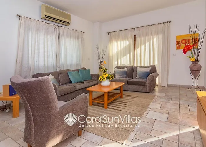 Villa Wonderful Quiet Area, Completely Privacy, Large Private Pool, Colourful Garden Peyia