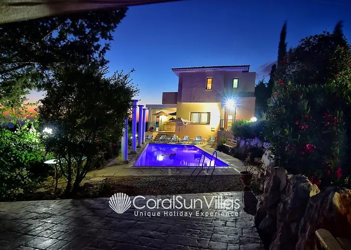 Villa Wonderful Quiet Area, Completely Privacy, Large Private Pool, Colourful Garden