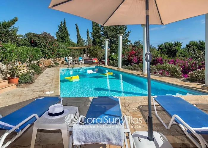 Wonderful Quiet Area, Completely Privacy, Large Private Pool, Colourful Garden