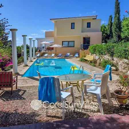 Wonderful Quiet Area, Completely Privacy, Large Private Pool, Colourful Garden * Pégeia