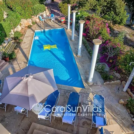 Wonderful Quiet Area, Completely Privacy, Large Private Pool, Colourful Garden 佩亚