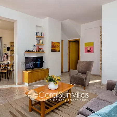 别墅 Wonderful Quiet Area, Completely Privacy, Large Private Pool, Colourful Garden