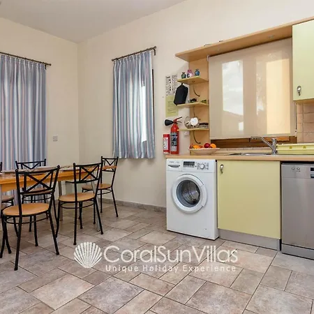 Villa Wonderful Quiet Area, Completely Privacy, Large Private Pool, Colourful Garden Pégeia