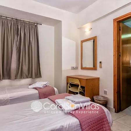 别墅 Wonderful Quiet Area, Completely Privacy, Large Private Pool, Colourful Garden 佩亚