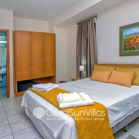 Wonderful Quiet Area, Completely Privacy, Large Private Pool, Colourful Garden 佩亚