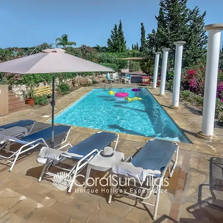 Wonderful Quiet Area, Completely Privacy, Large Private Pool, Colourful Garden 佩亚