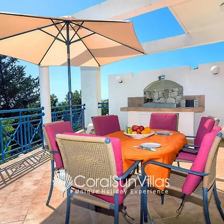 Villa Wonderful Quiet Area, Completely Privacy, Large Private Pool, Colourful Garden Pégeia