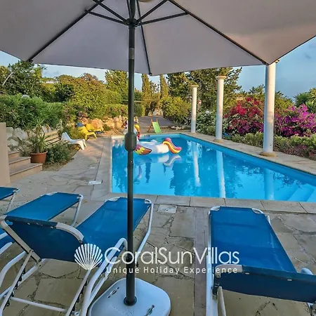 Wonderful Quiet Area, Completely Privacy, Large Private Pool, Colourful Garden 别墅