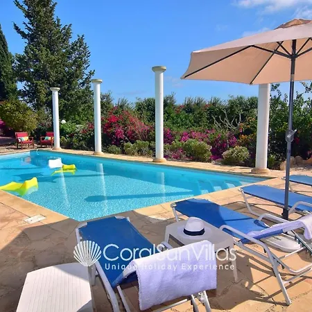 Wonderful Quiet Area, Completely Privacy, Large Private Pool, Colourful Garden * Pégeia