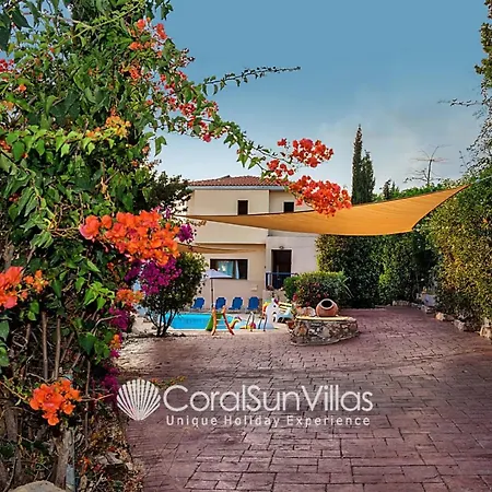 Wonderful Quiet Area, Completely Privacy, Large Private Pool, Colourful Garden فيلة