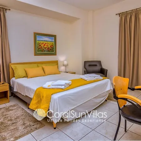 别墅 Wonderful Quiet Area, Completely Privacy, Large Private Pool, Colourful Garden *