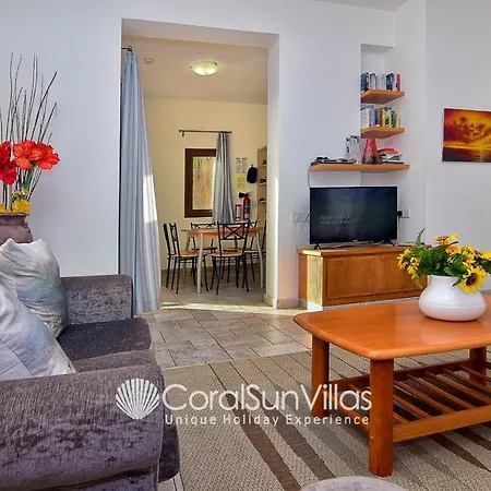 Wonderful Quiet Area, Completely Privacy, Large Private Pool, Colourful Garden 佩亚