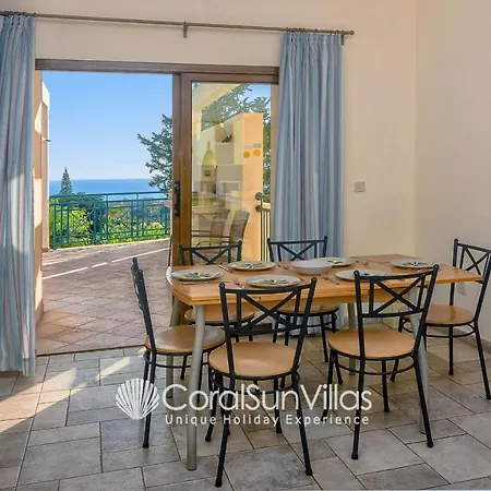 Wonderful Quiet Area, Completely Privacy, Large Private Pool, Colourful Garden