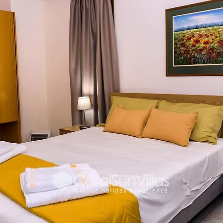 Wonderful Quiet Area, Completely Privacy, Large Private Pool, Colourful Garden