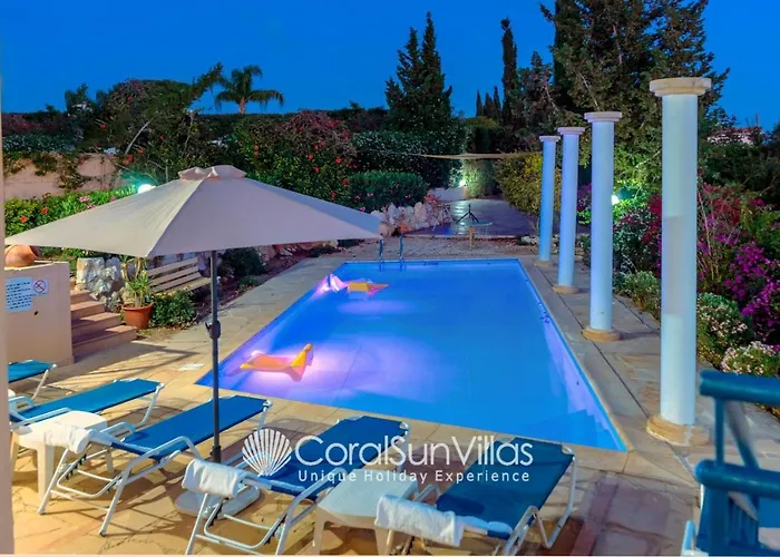 Wonderful Quiet Area, Completely Privacy, Large Private Pool, Colourful Garden فيلة