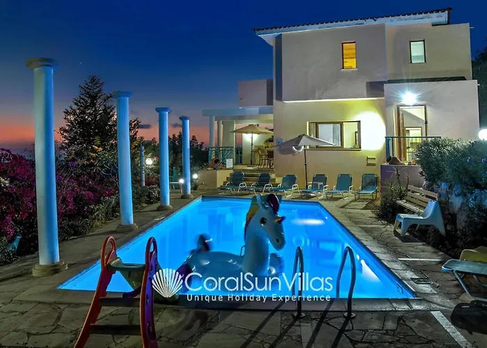Villa Wonderful Quiet Area, Completely Privacy, Large Private Pool, Colourful Garden