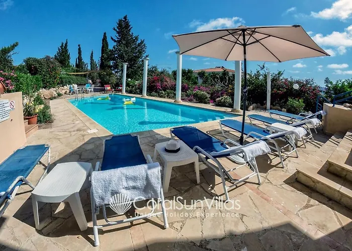 Wonderful Quiet Area, Completely Privacy, Large Private Pool, Colourful Garden