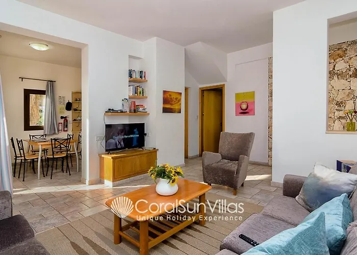 Vila Wonderful Quiet Area, Completely Privacy, Large Private Pool, Colourful Garden