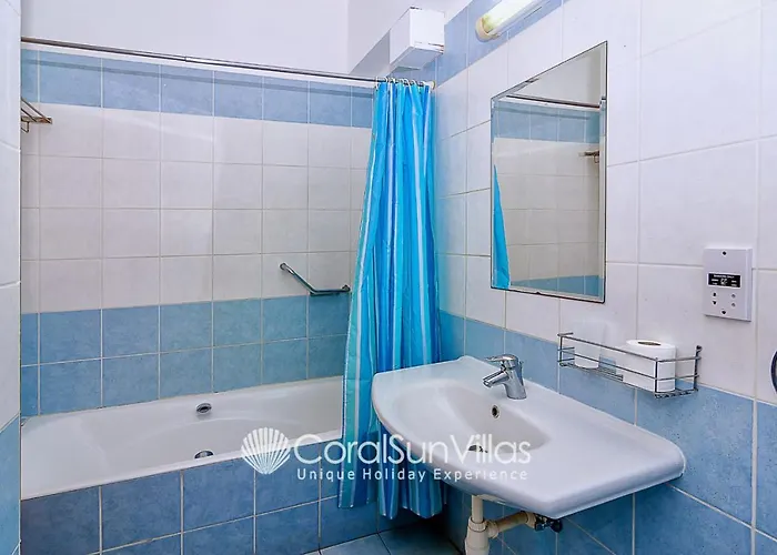 Wonderful Quiet Area, Completely Privacy, Large Private Pool, Colourful Garden Vila