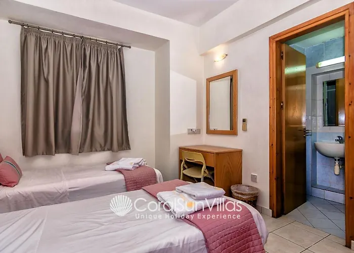 Vila Wonderful Quiet Area, Completely Privacy, Large Private Pool, Colourful Garden Pegeia