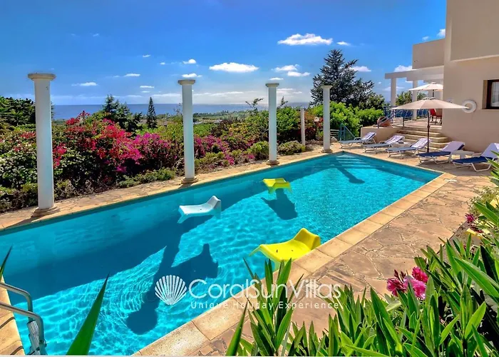 Wonderful Quiet Area, Completely Privacy, Large Private Pool, Colourful Garden Vila *