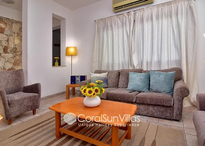 Wonderful Quiet Area, Completely Privacy, Large Private Pool, Colourful Garden Vila *