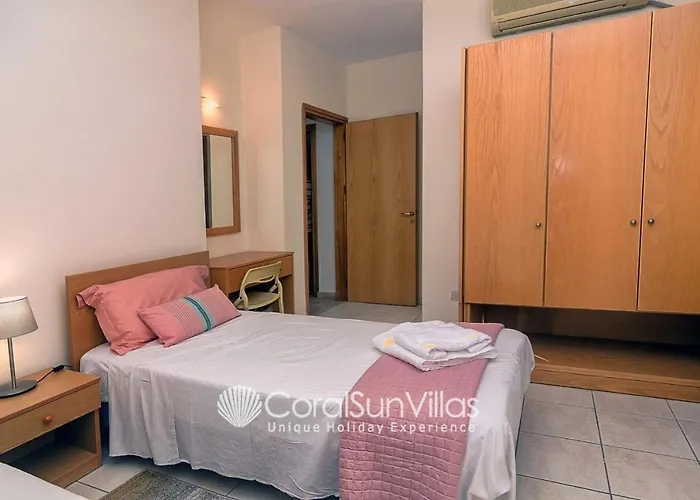 Wonderful Quiet Area, Completely Privacy, Large Private Pool, Colourful Garden Vila *