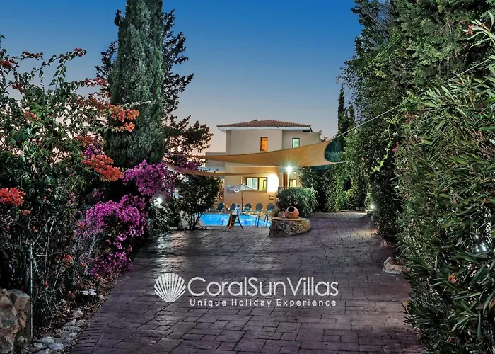 Vila Wonderful Quiet Area, Completely Privacy, Large Private Pool, Colourful Garden Pegeia