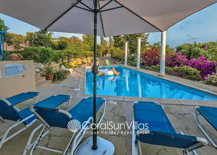 Wonderful Quiet Area, Completely Privacy, Large Private Pool, Colourful Garden فيلة