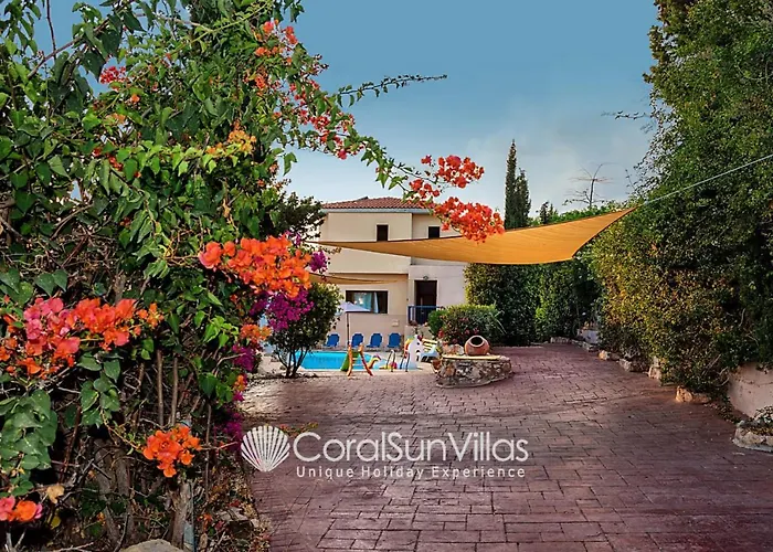 Wonderful Quiet Area, Completely Privacy, Large Private Pool, Colourful Garden فيلة