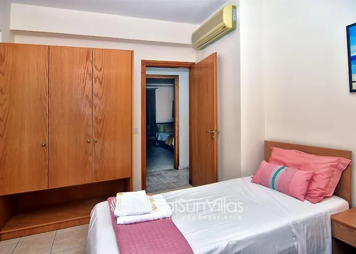 Vila Wonderful Quiet Area, Completely Privacy, Large Private Pool, Colourful Garden *