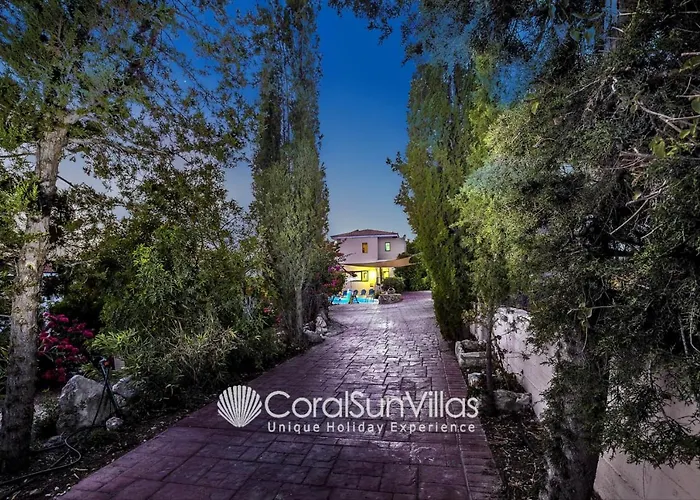 Wonderful Quiet Area, Completely Privacy, Large Private Pool, Colourful Garden فيلة *
