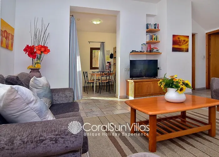 Wonderful Quiet Area, Completely Privacy, Large Private Pool, Colourful Garden بييا