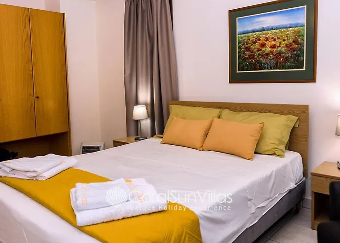 Wonderful Quiet Area, Completely Privacy, Large Private Pool, Colourful Garden